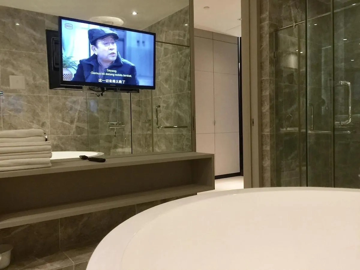 Big Bathtub Premium Seafront Studio In Town With Wifi & Full Kitchen George Town Apartment