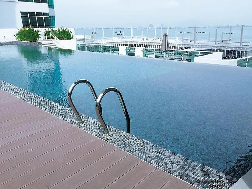 Big Bathtub Premium Seafront Studio In Town With Wifi & Full Kitchen George Town Apartment
