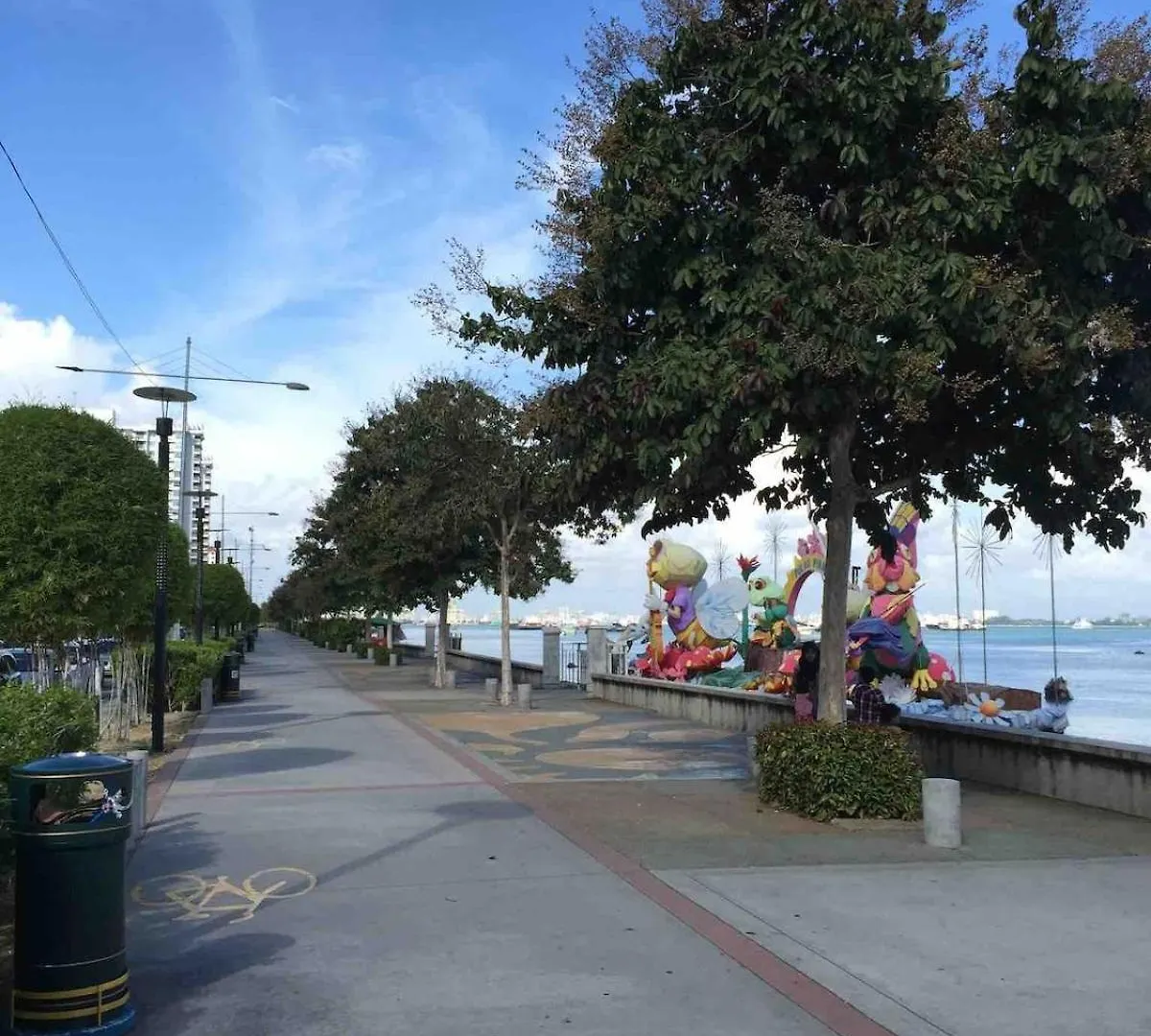 Big Bathtub Premium Seafront Studio In Town With Wifi & Full Kitchen George Town