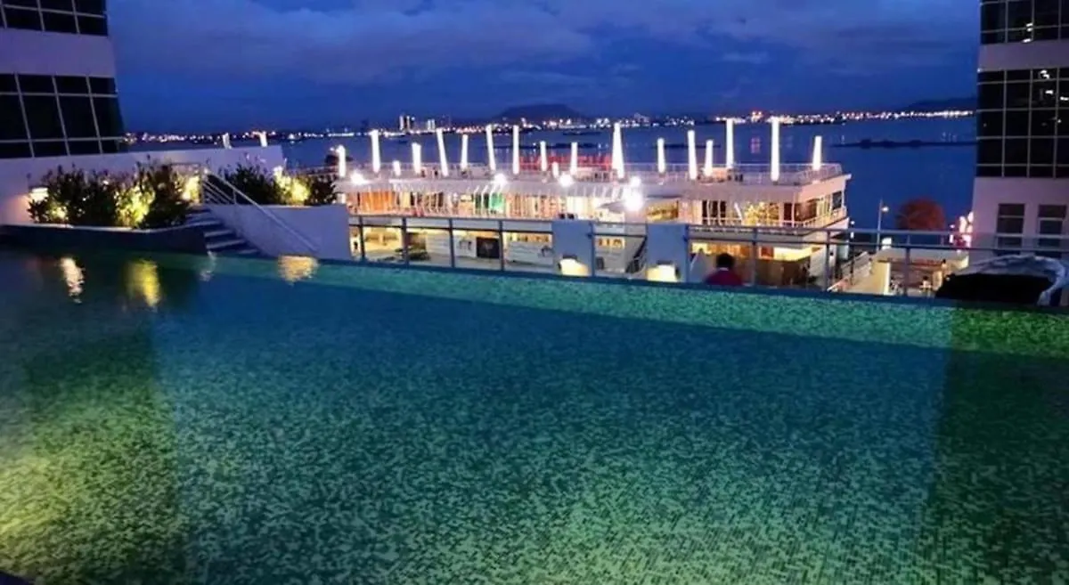 Big Bathtub Premium Seafront Studio In Town With Wifi & Full Kitchen George Town