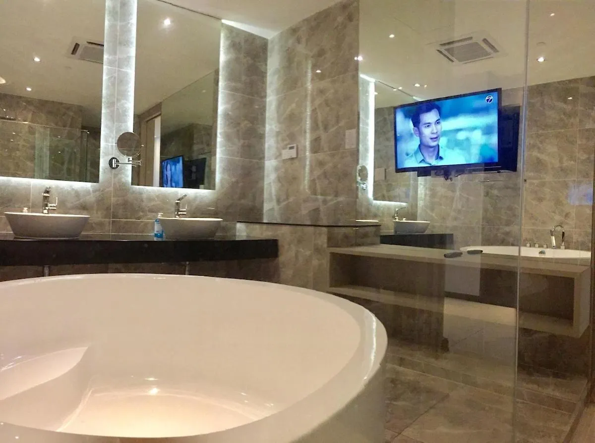 Big Bathtub Premium Seafront Studio In Town With Wifi & Full Kitchen George Town 0*,